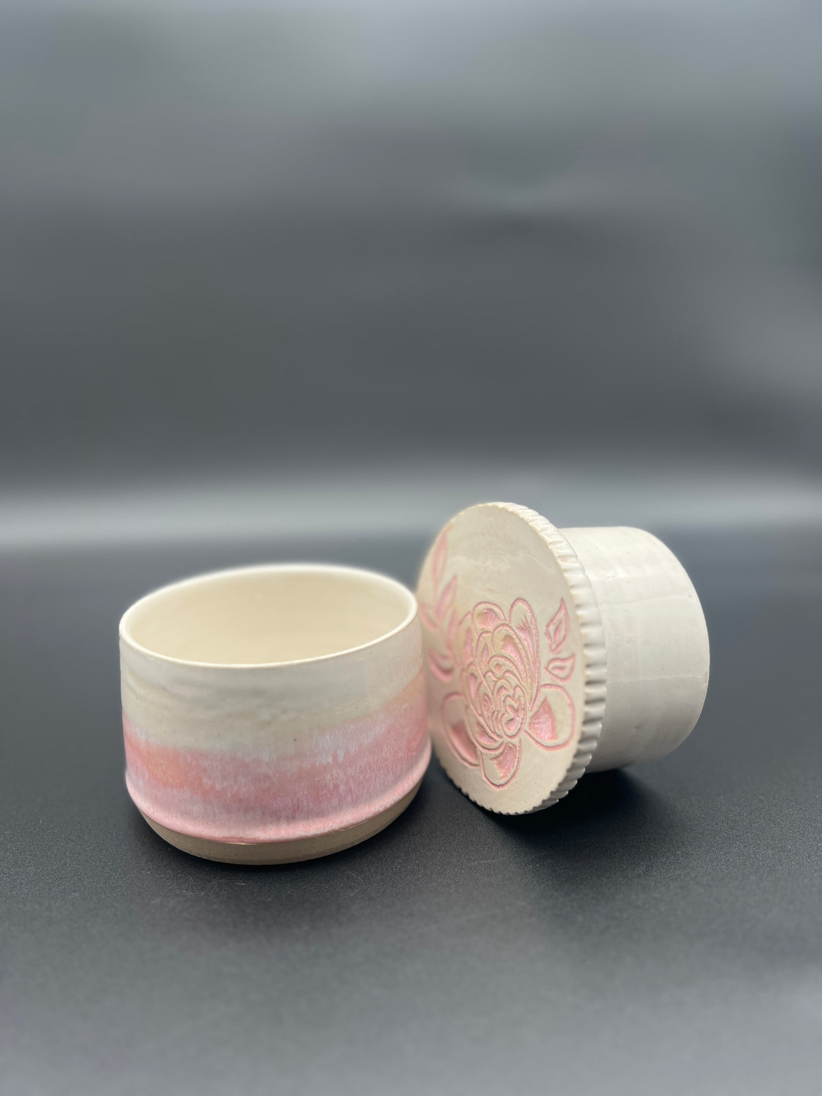 französische Butterdose mit Pfingstrosen-Sgraffito