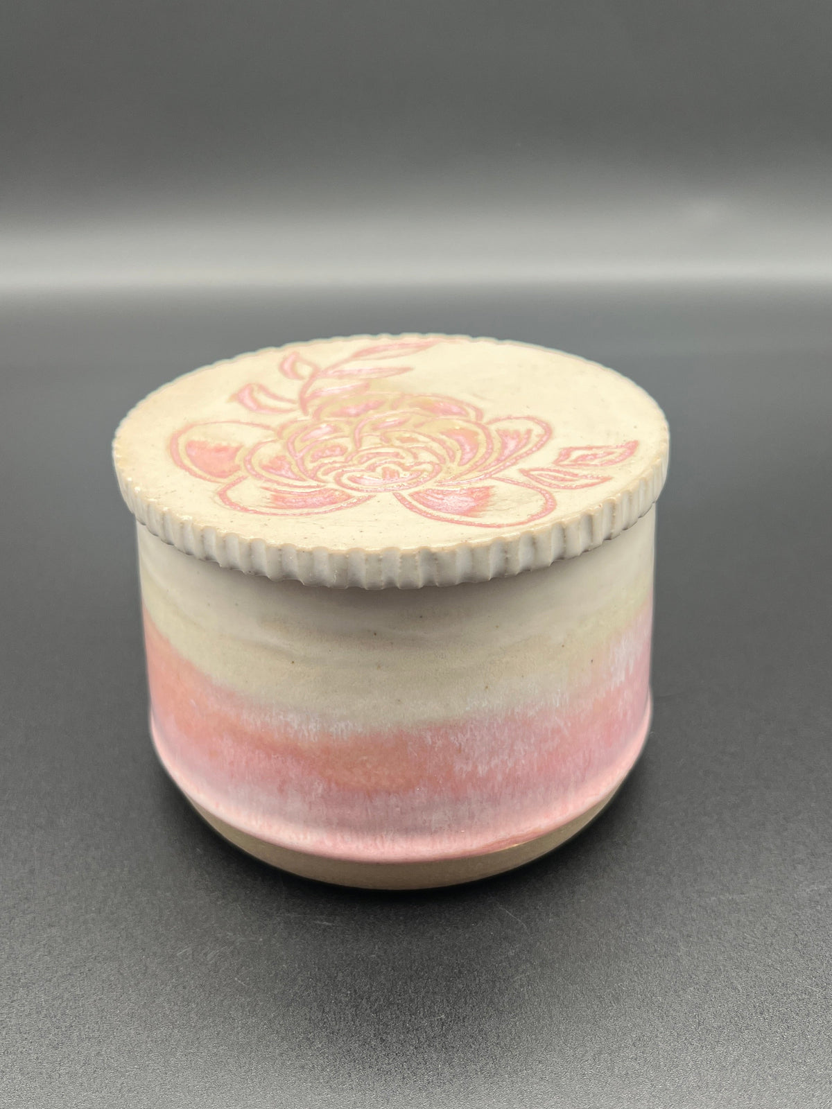 französische Butterdose mit Pfingstrosen-Sgraffito