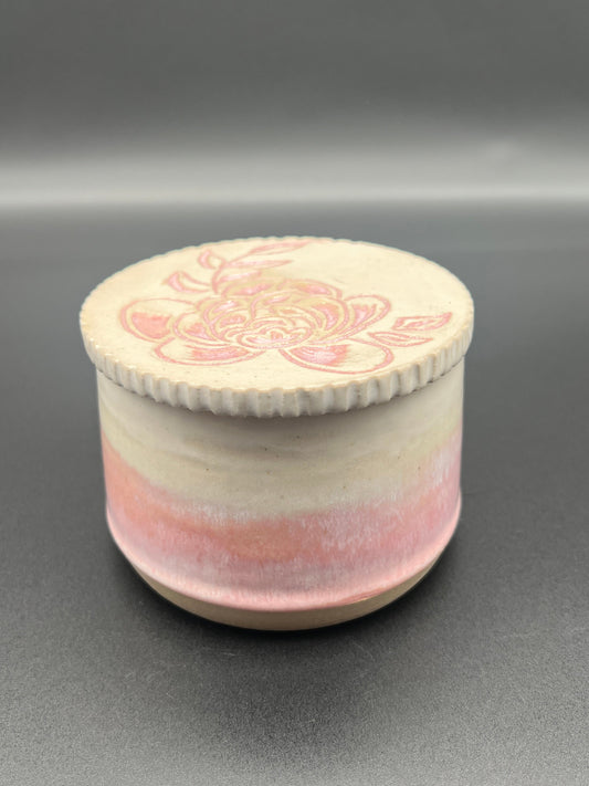 französische Butterdose mit Pfingstrosen-Sgraffito