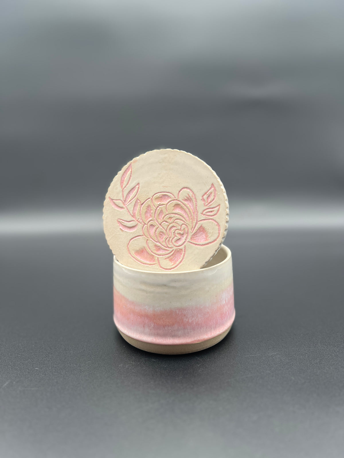 französische Butterdose mit Pfingstrosen-Sgraffito