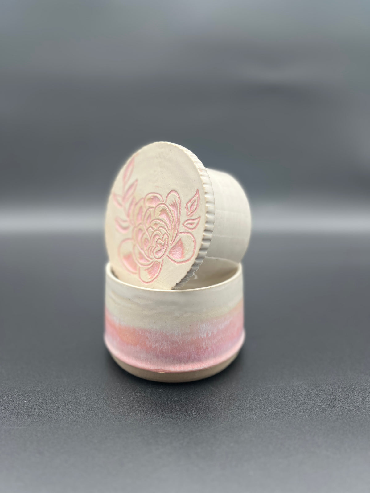 französische Butterdose mit Pfingstrosen-Sgraffito