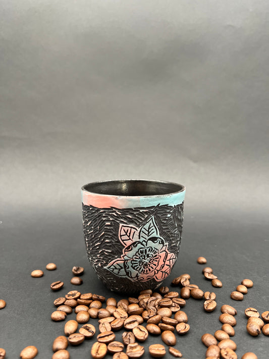 Sgraffito Becher floral schwarzer Ton