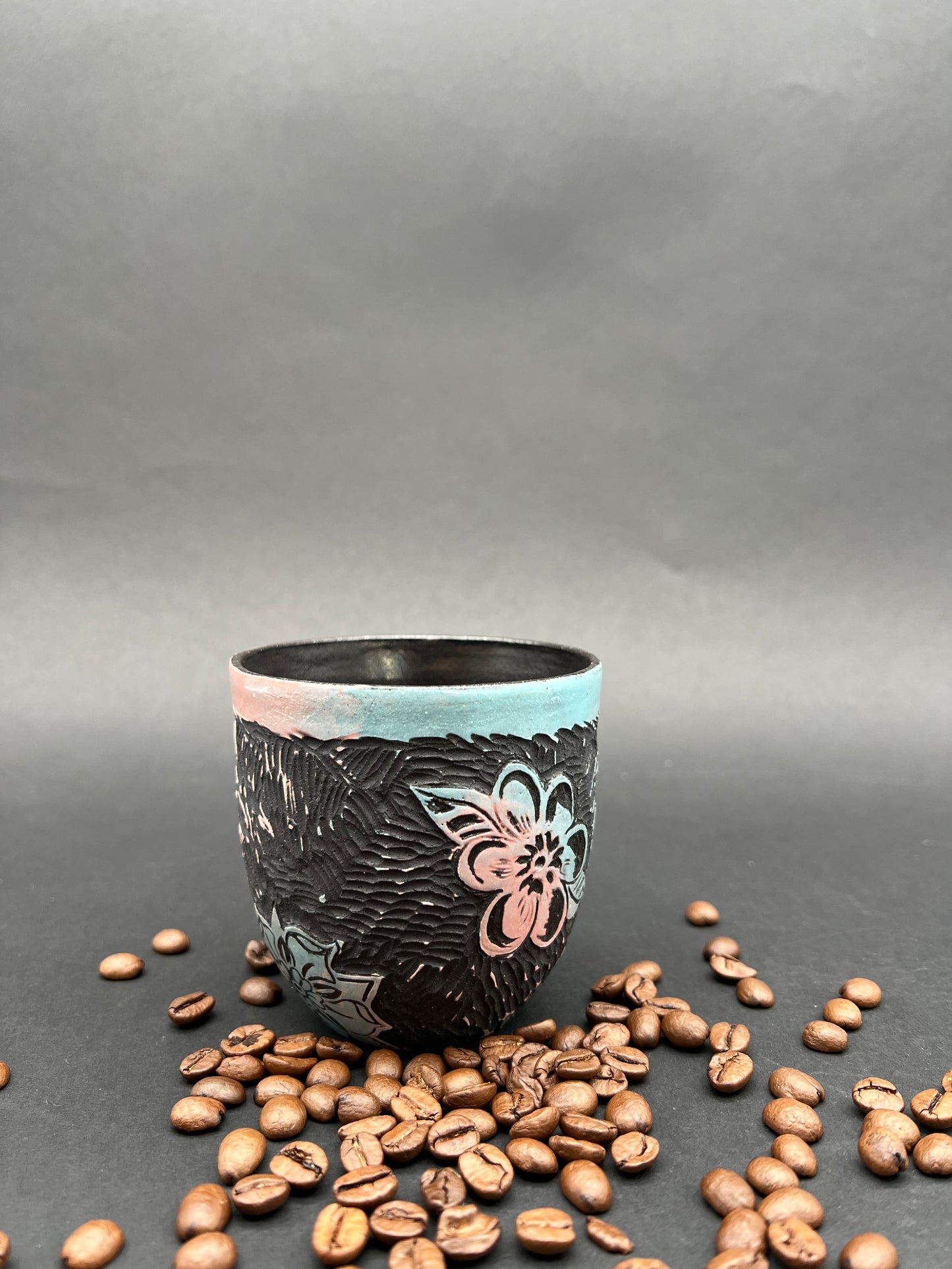 Sgraffito Becher floral schwarzer Ton