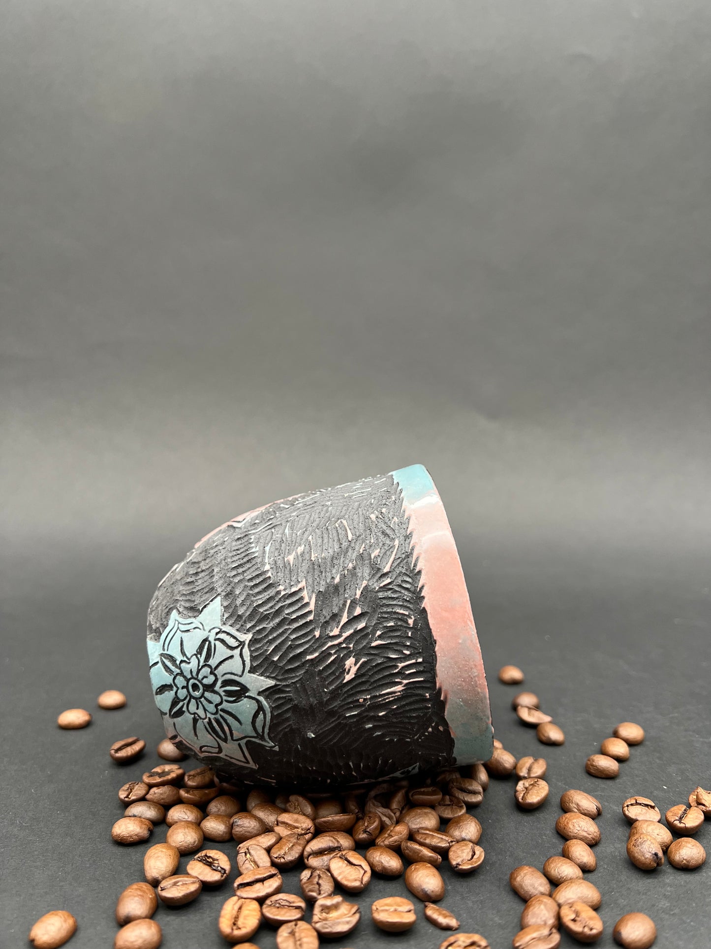 Sgraffito Becher floral schwarzer Ton