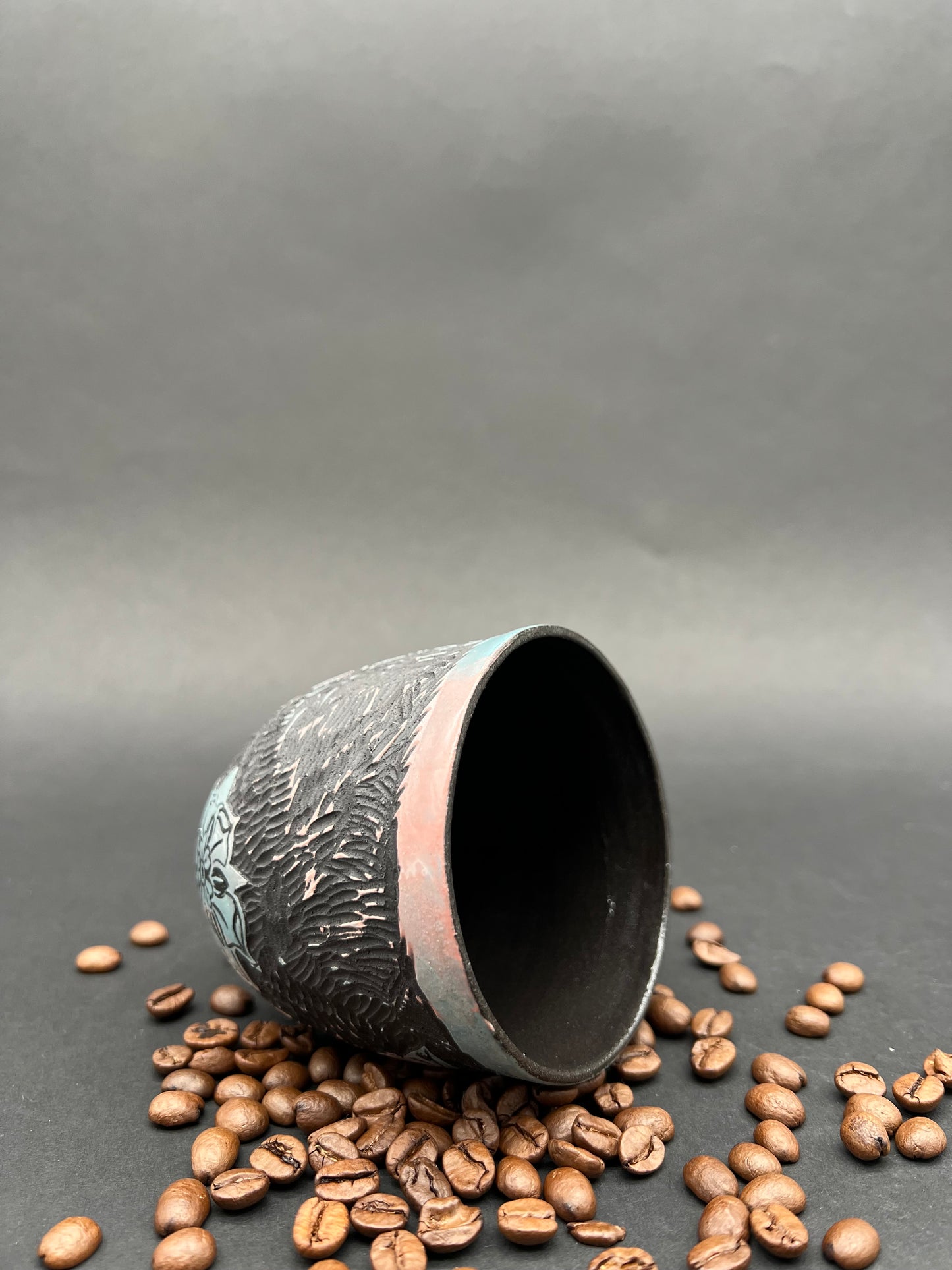 Sgraffito Becher floral schwarzer Ton